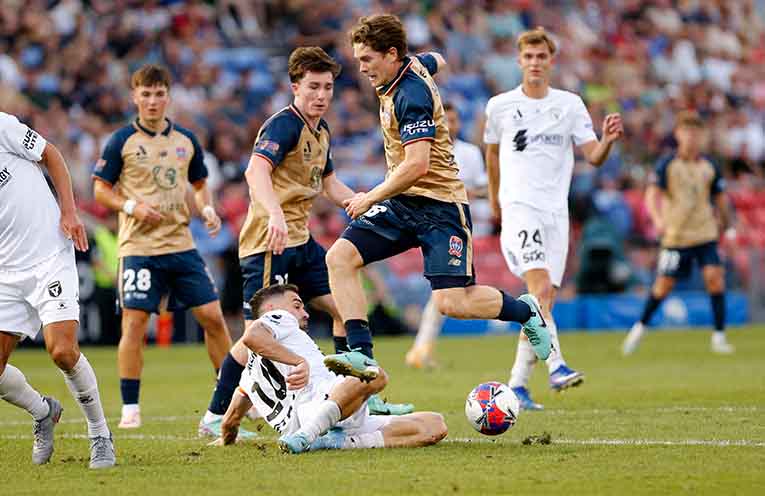 Eight straight: Jets roll on as Bayliss tames Bulls