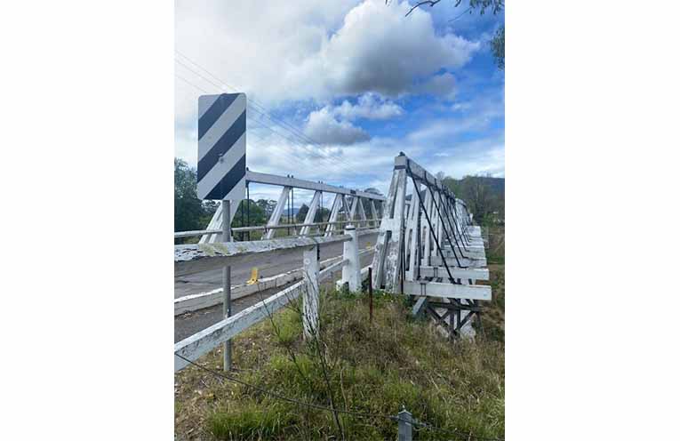 Vacy Bridge, heading into Vacy toward Paterson.